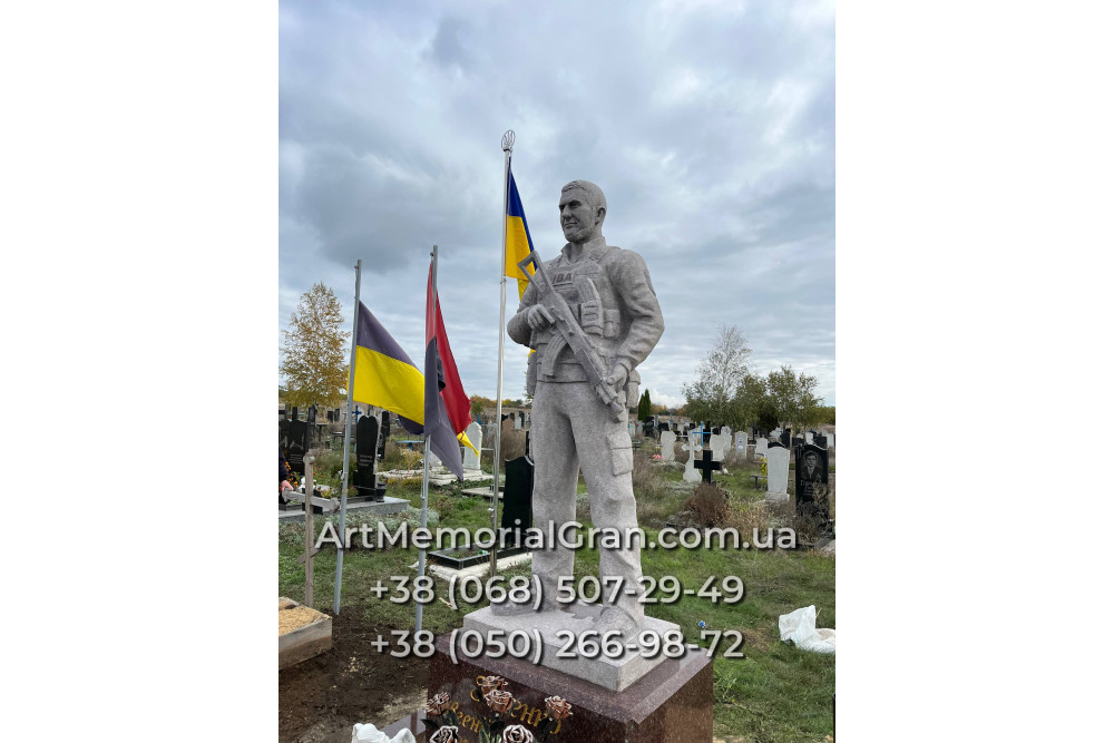 Памятник военному в виде скульптуры 00894